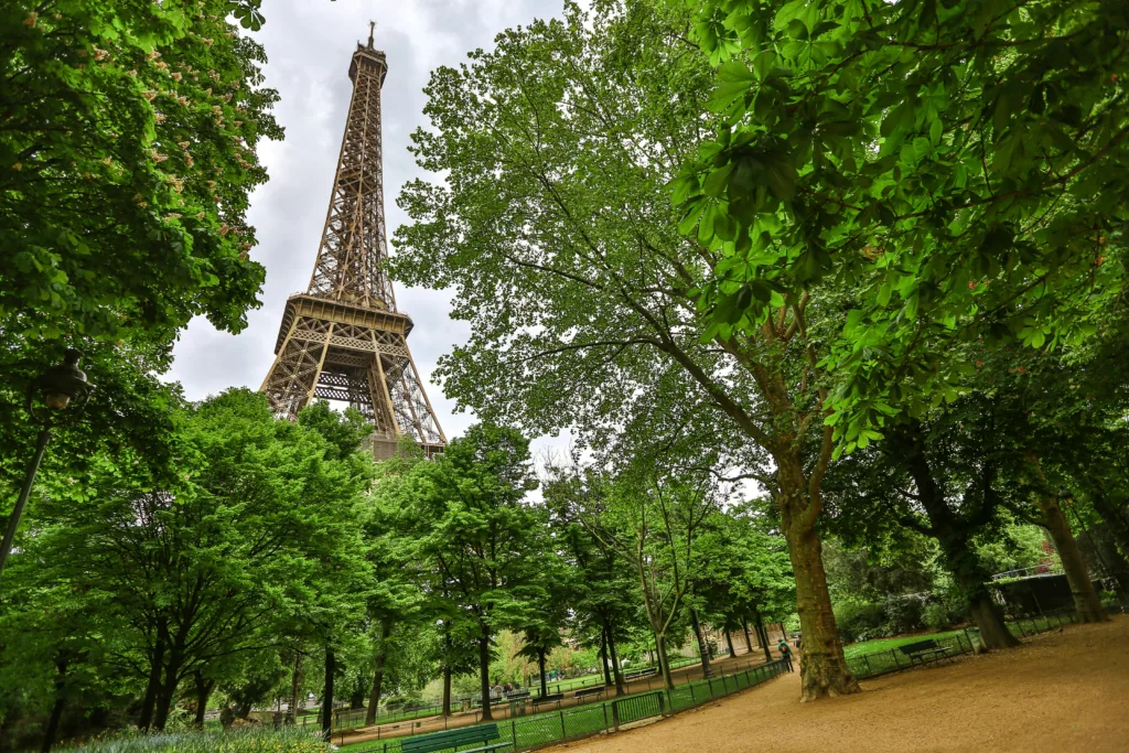 Eiffeltårnet i Paris sett fra en park