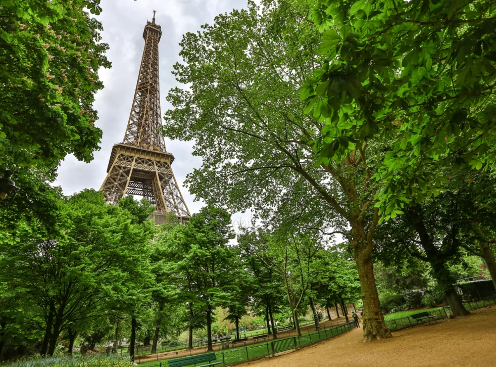 Eiffeltårnet i Paris sett fra en park