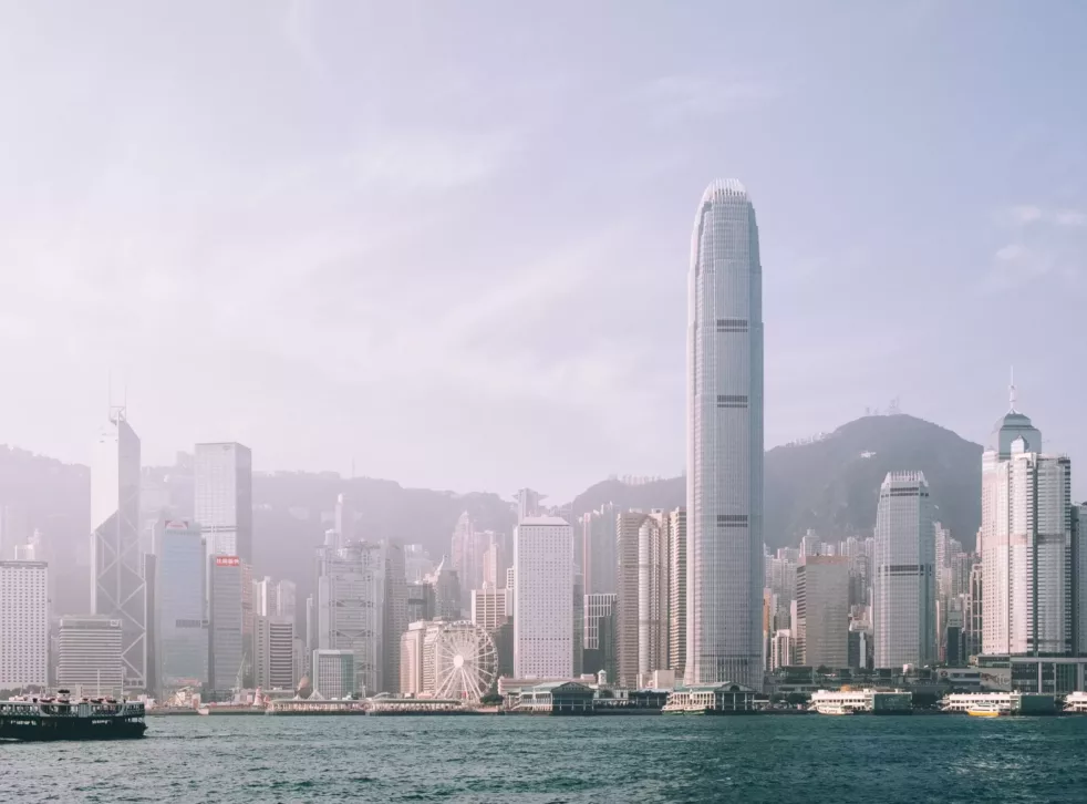 Skyskrapere i Hong Kong med hav foran