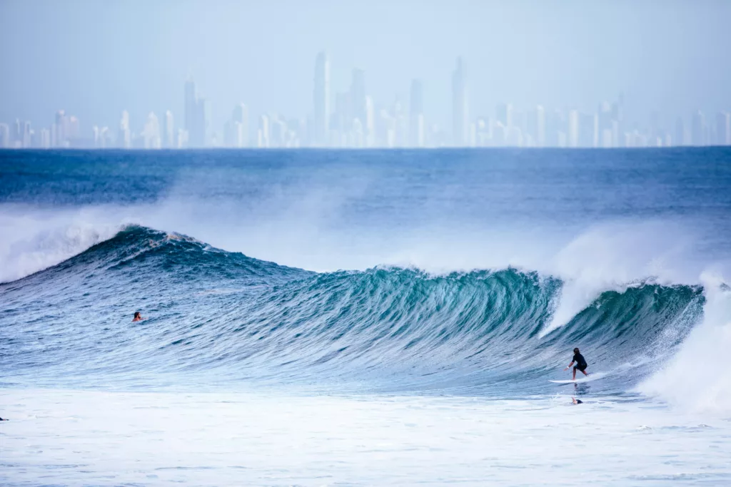 Surfer utenfor Gold Coast, Australia