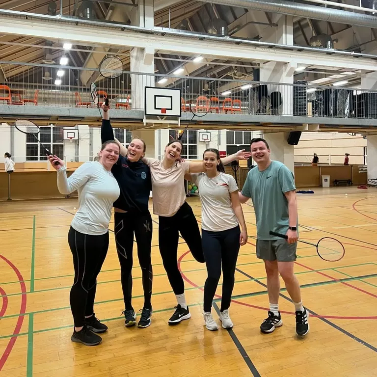Fem personer i en badmintonhall