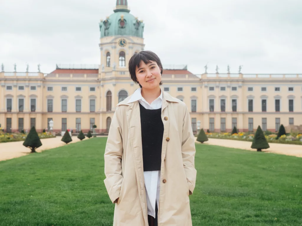 Ada Kristine Monstad foran slott