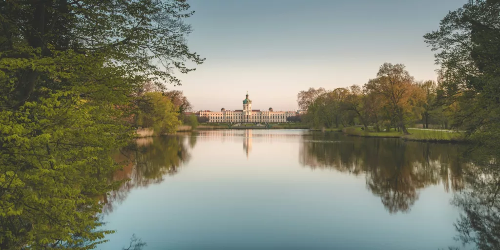 Charlottenburg slott med vann i forgrunnen
