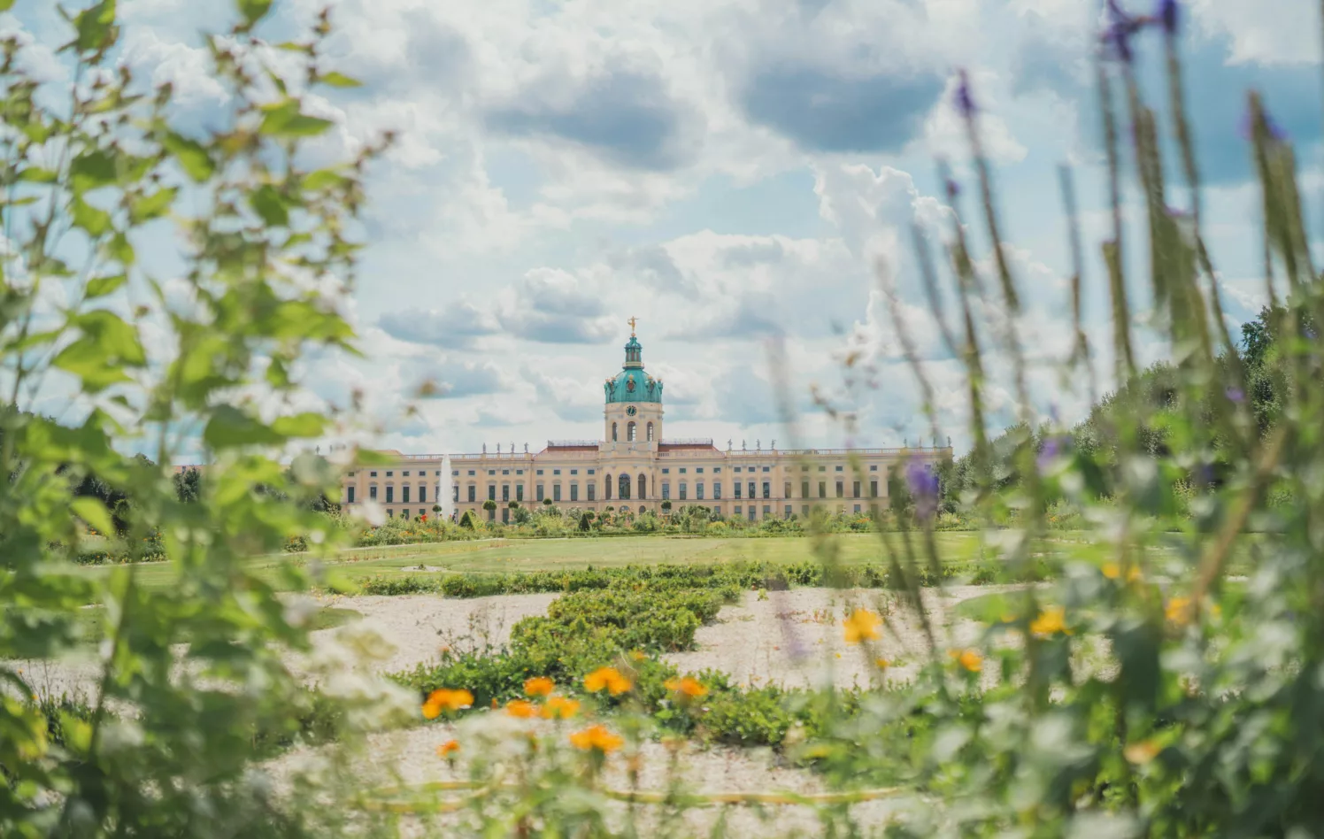 Lyst slott med parkanlegg