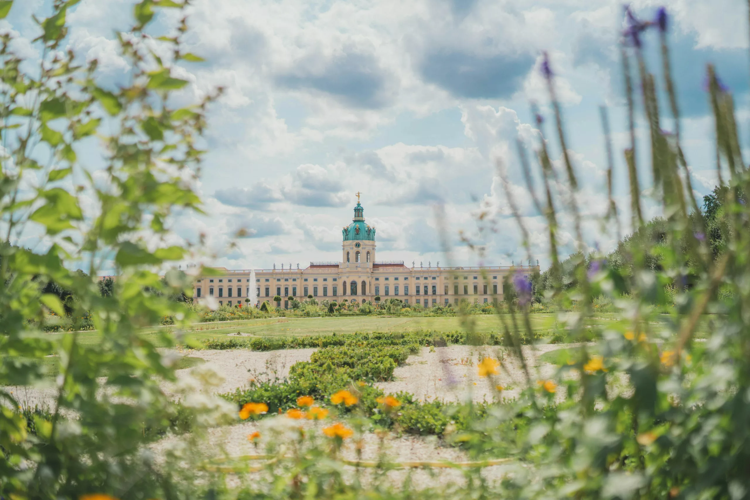 Lyst slott med parkanlegg