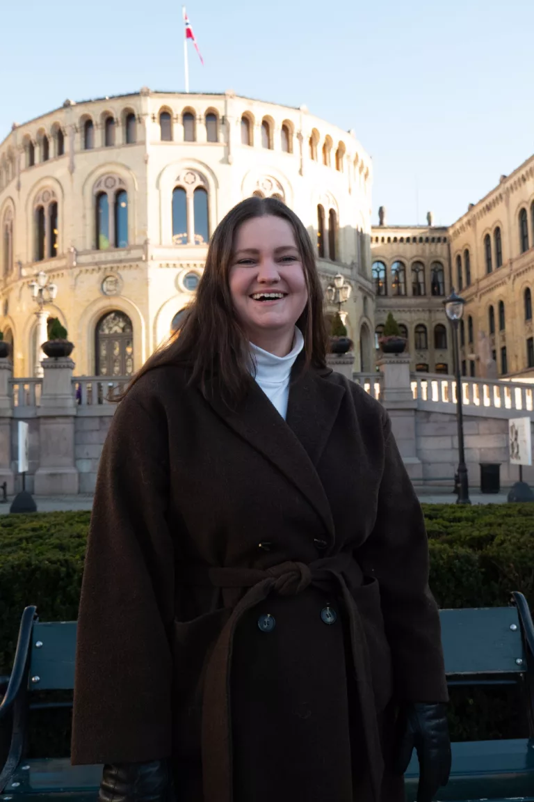 Anna Handal Hellesnes foran Stortinget