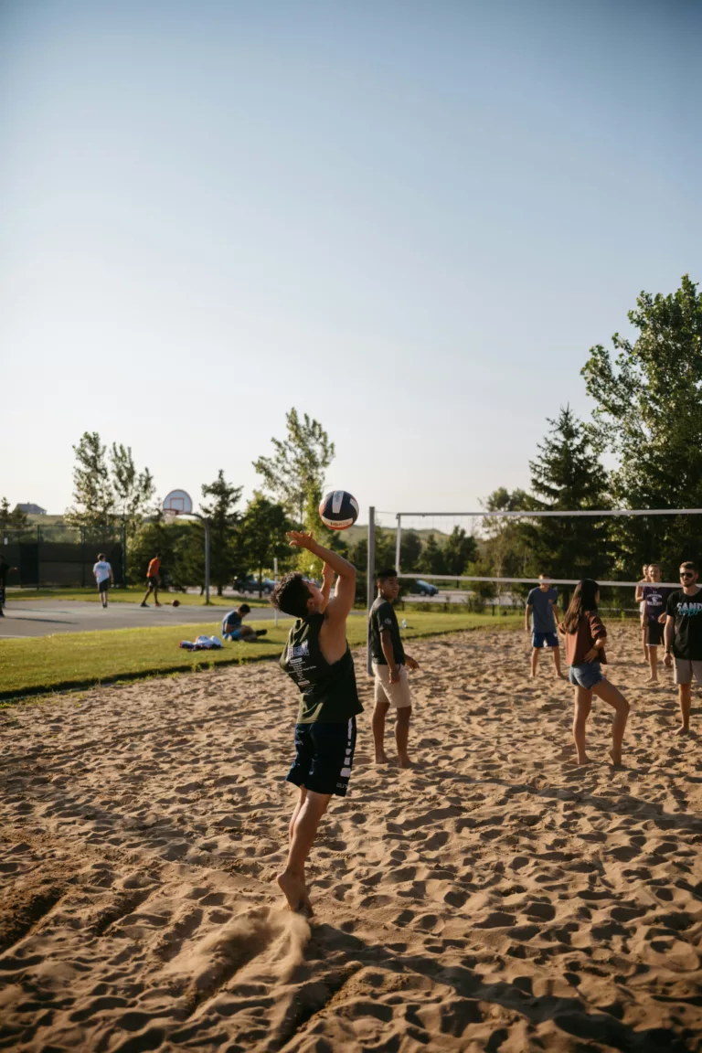 Personer spiller sandvolleyball
