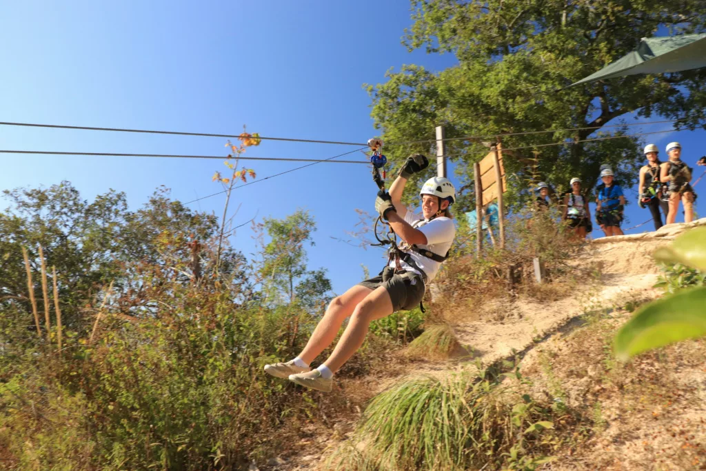 Ungdommer kjører zipline