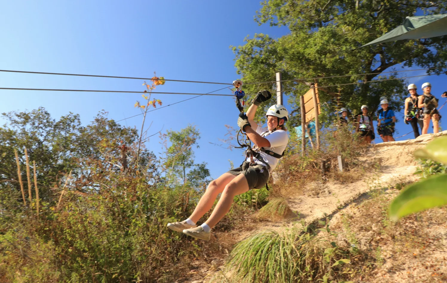 Ungdommer kjører zipline